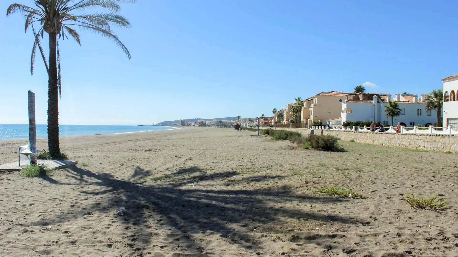 Beachfront Penthouse With Sea Views, Hot Tub, Bbq Casares Espagne