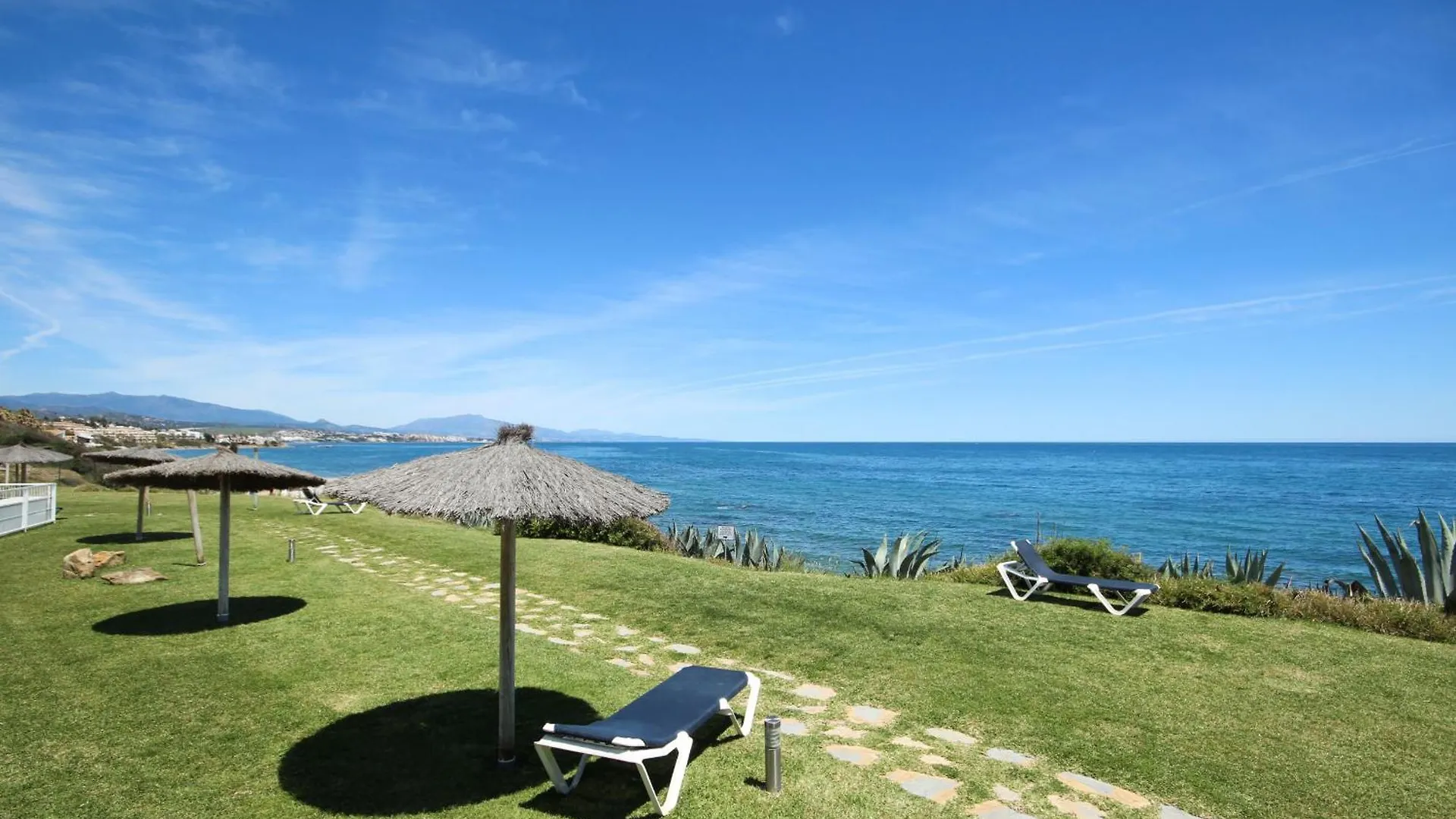 Beachfront Penthouse With Sea Views, Hot Tub, Bbq Casares 0*,  Espagne