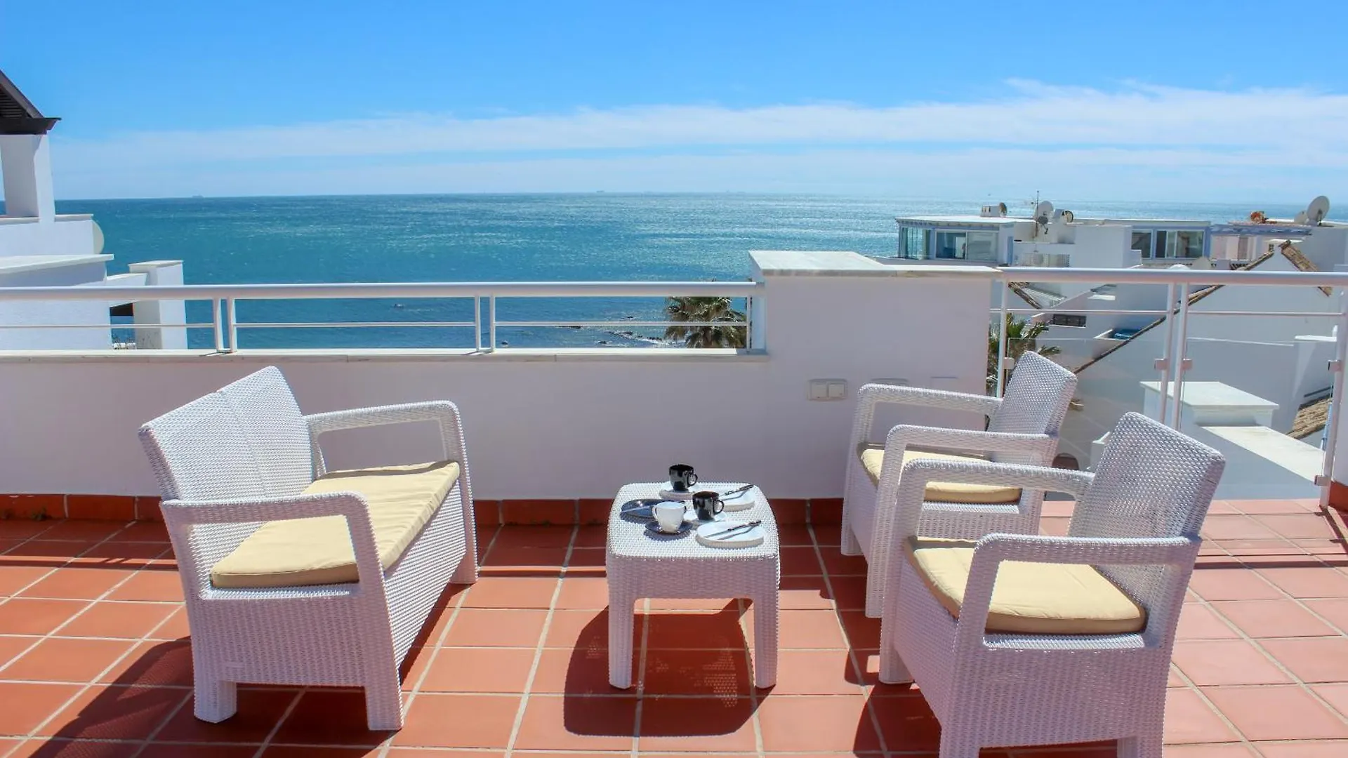 Beachfront Penthouse With Sea Views, Hot Tub, Bbq Casares Appartement
