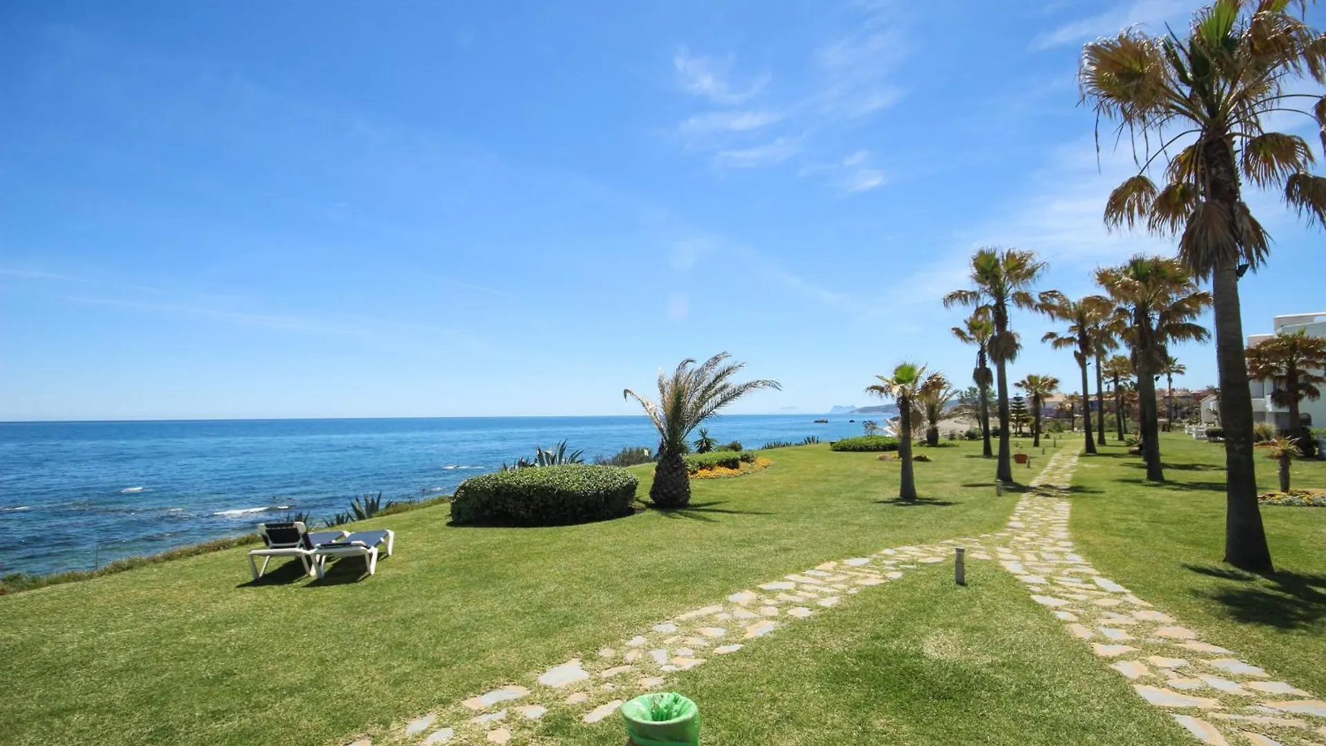 Beachfront Penthouse With Sea Views, Hot Tub, Bbq Casares Appartement