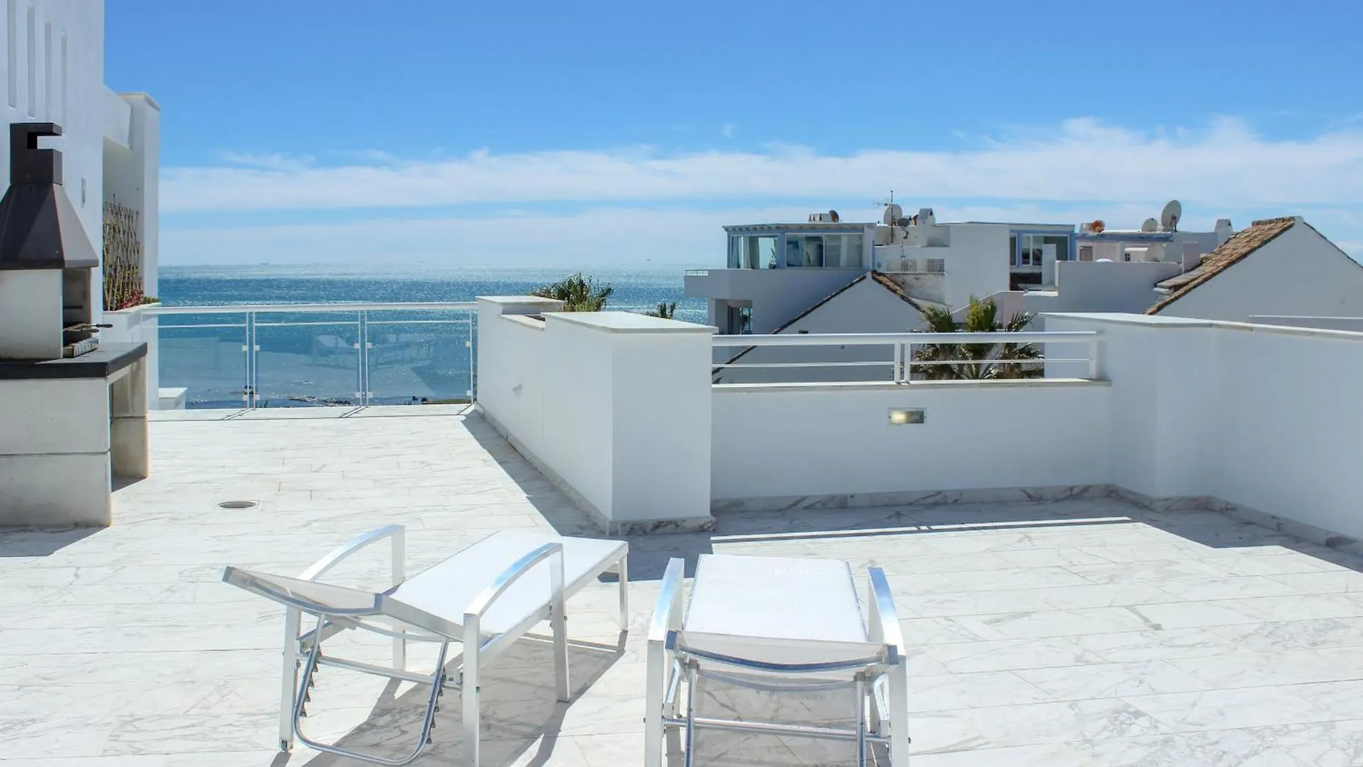 Beachfront Penthouse With Sea Views, Hot Tub, Bbq Casares