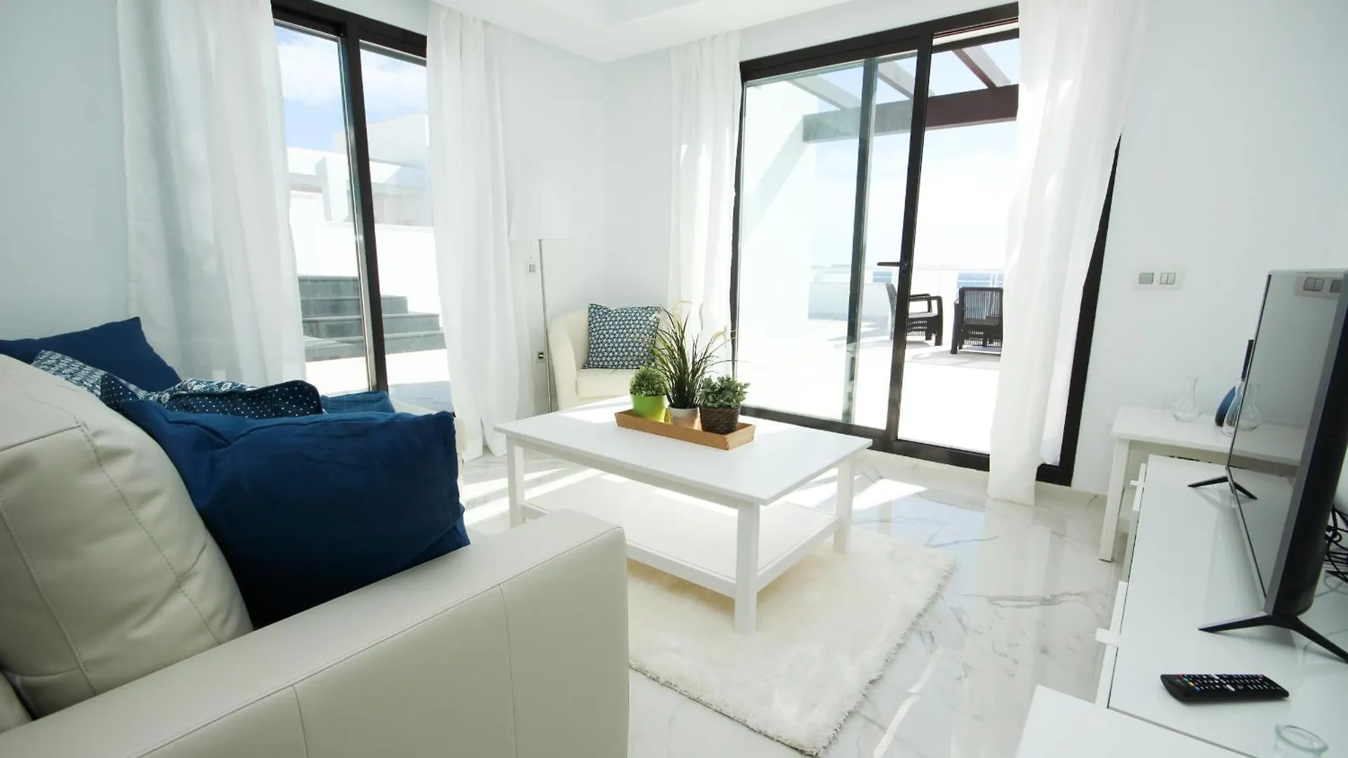 Beachfront Penthouse With Sea Views, Hot Tub, Bbq Casares Espagne