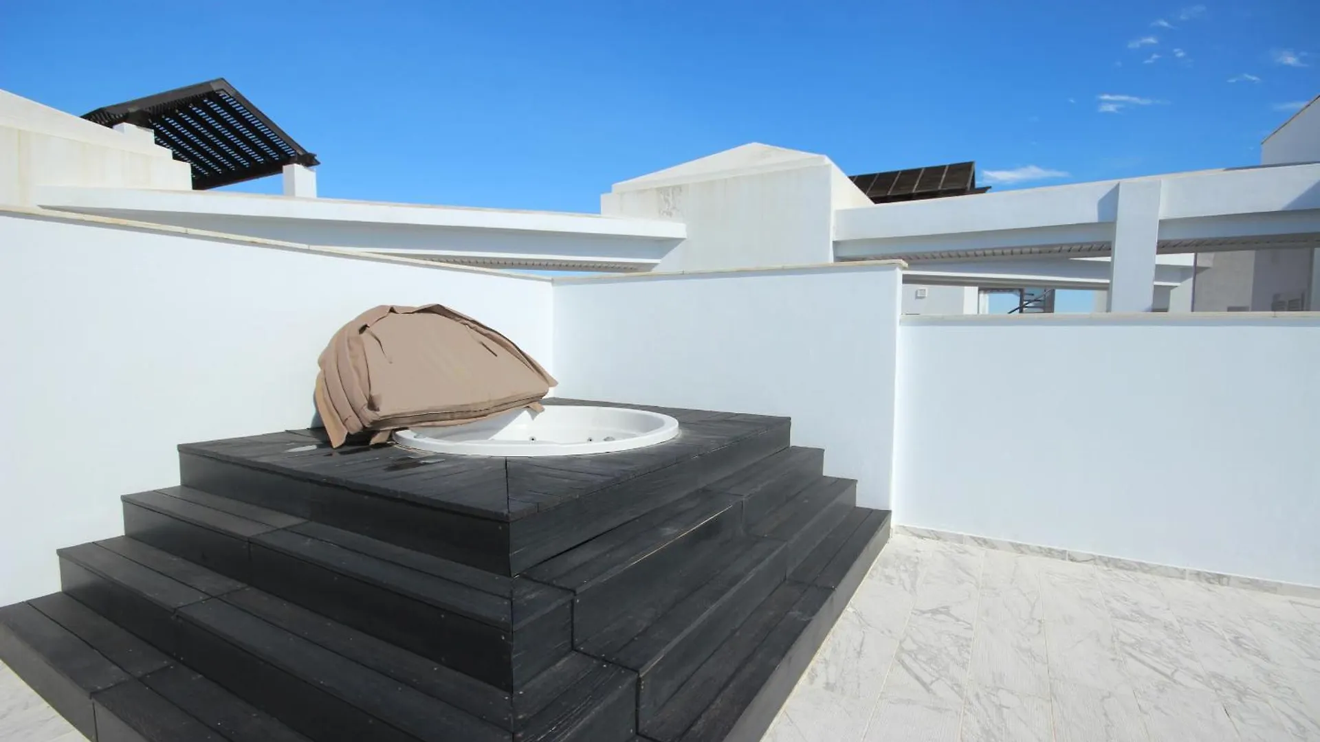 Beachfront Penthouse With Sea Views, Hot Tub, Bbq Casares 0*,  Espagne