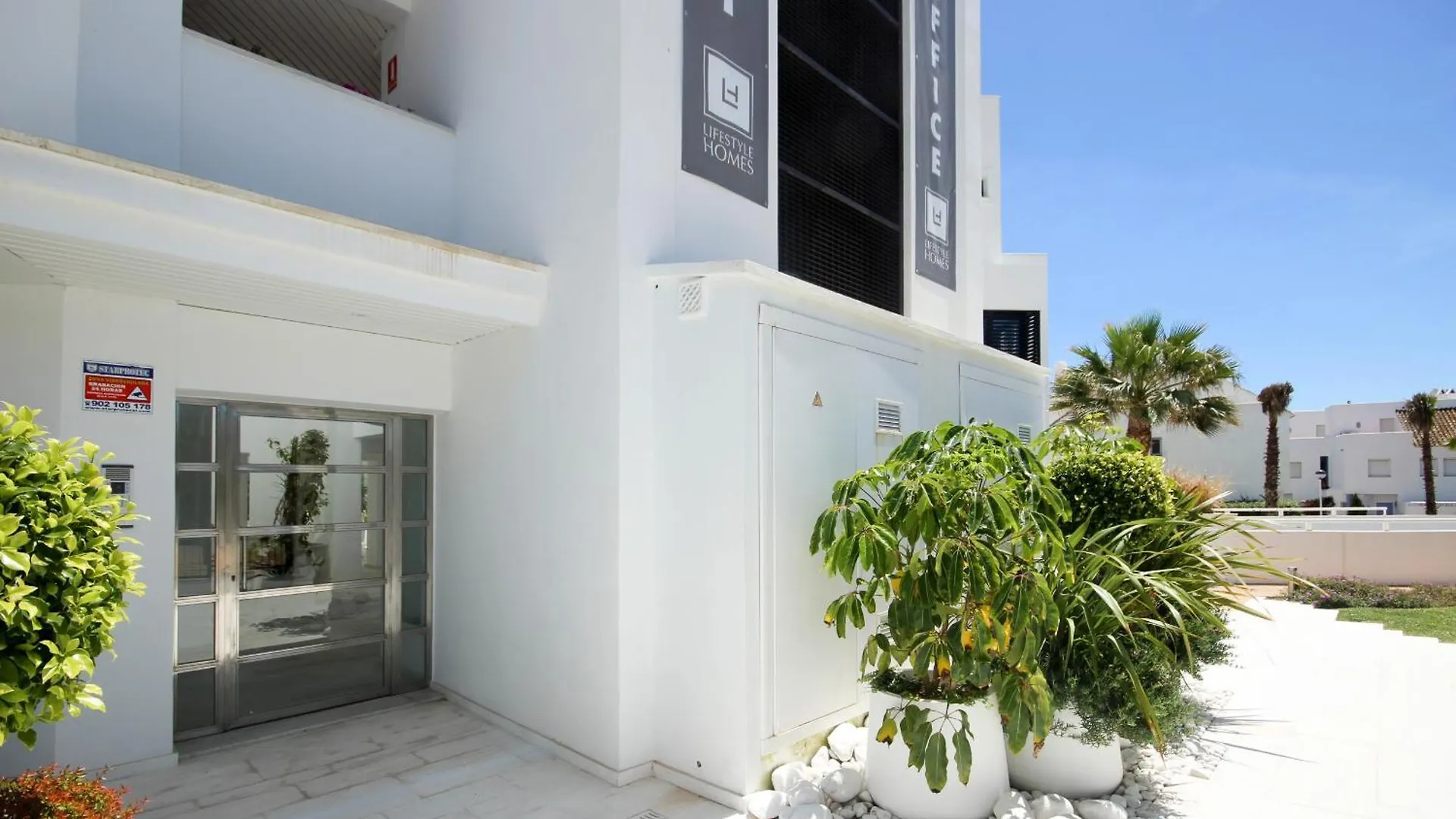 Beachfront Penthouse With Sea Views, Hot Tub, Bbq Casares Appartement