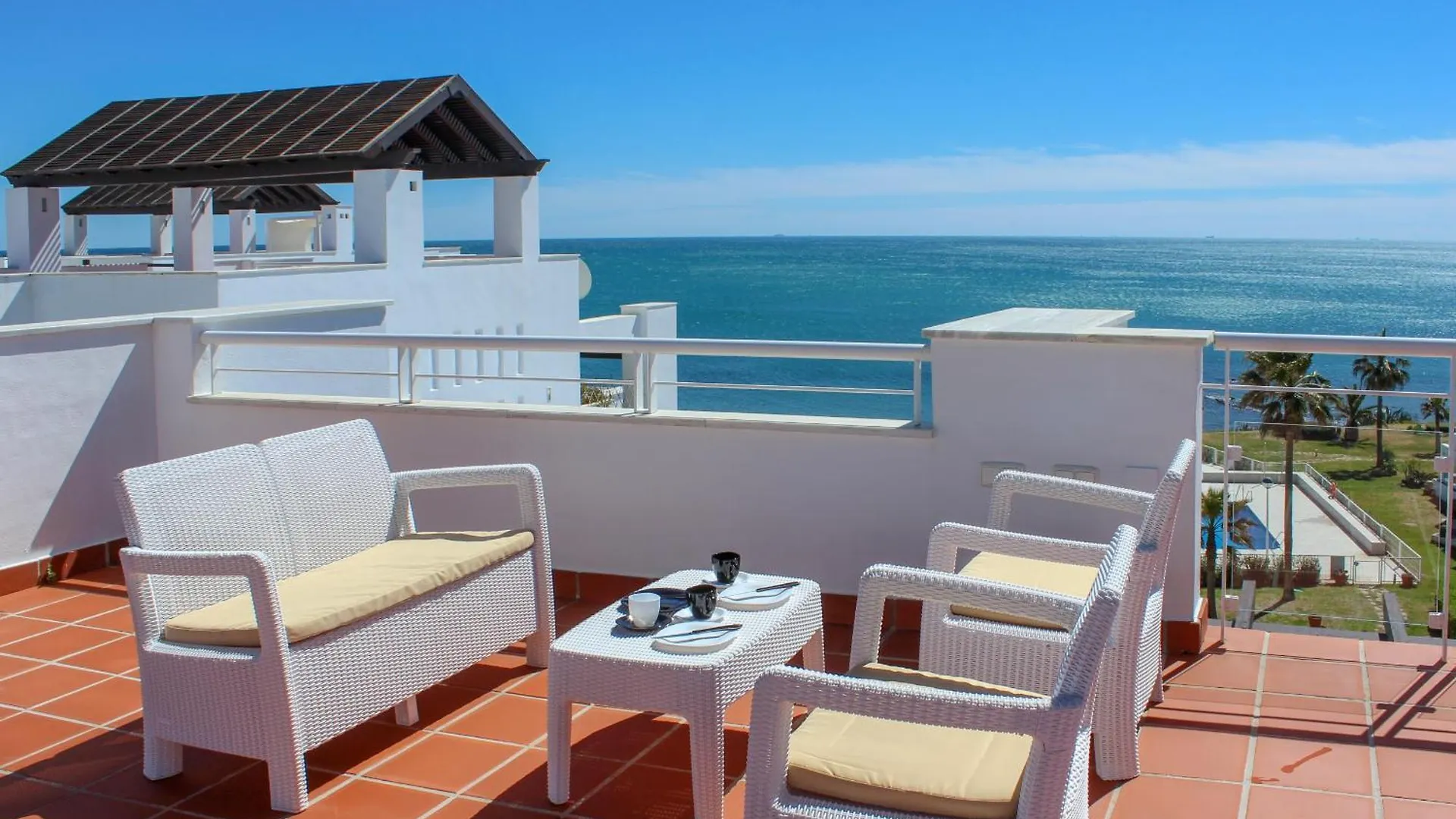 Appartement Beachfront Penthouse With Sea Views, Hot Tub, Bbq Casares Espagne